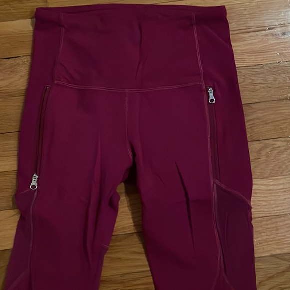 Size 4 lulu lemon capri leggings with mesh panels - Picture 2 of 6